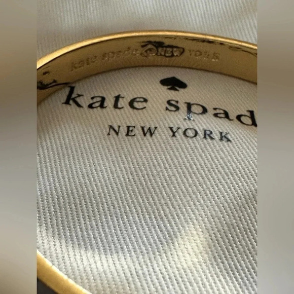 Kate Spade Spot The Spade White Enamel Gold Tone Bangle Bracelet - Picture 4 of 4
